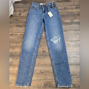 Levi's Premium nwt 80s Mom Jean size 24x30  tapered high rise relaxed hip&thigh
